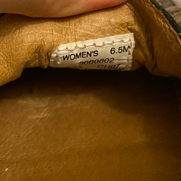 Metallic Sperry loafer. Size 6.5. - Picture 8 of 8